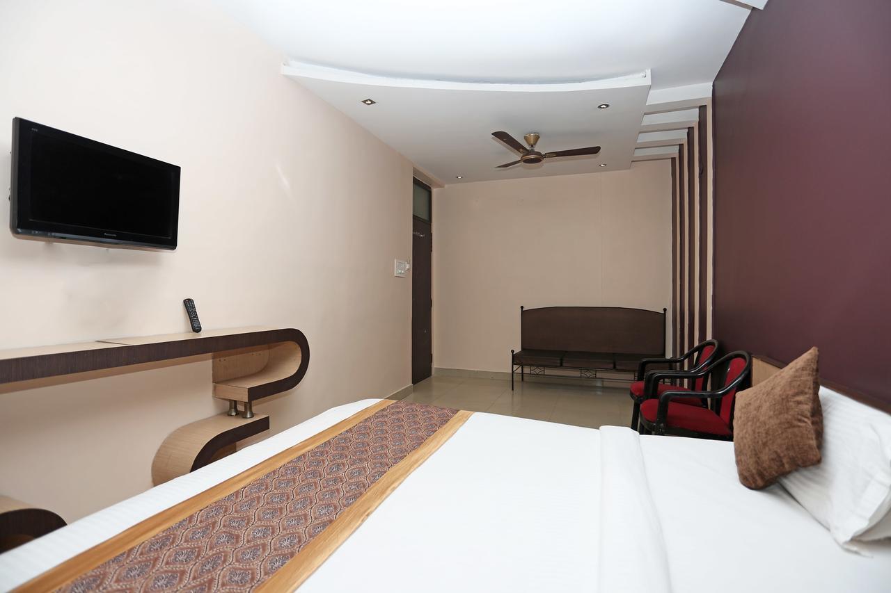 Oyo 11596 Sanjay Guest House Канпур Екстериор снимка